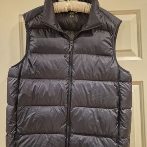 Mens Uniqlo Down Puffer Vest.  Navy Sz Med.  Like New